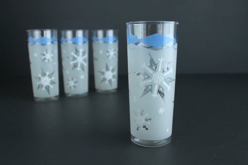 Ensemble de 4 grands gobelets vintage en verre, flocons de neige et losanges bleus MCM, accessoires de bar pour Noël, thème hiver, Anchor Hocking image 3