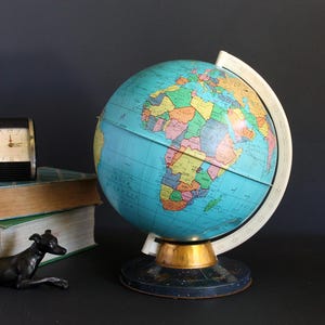 Vintage Ohio Art Tin Litho 9-inch wereldbol met vliegtuigroutes op een standaard met astrologische sterrenbeelden uit de jaren 70