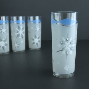 Vintage Snowflakes and Blue Diamonds Glassware Tall Tumblers Set Of 4 MCM Winter Theme Christmas Mod Barware Anchor Hocking image 5