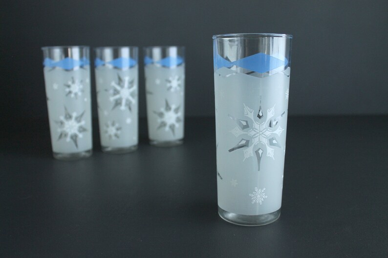 Ensemble de 4 grands gobelets vintage en verre, flocons de neige et losanges bleus MCM, accessoires de bar pour Noël, thème hiver, Anchor Hocking image 5