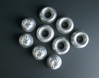 Kleine Vintage-Jello-Formen, Set bestehend aus neun (9) gestaffelten und runden, kranzförmigen Mini-Aluminiumpfannen mit Wellenschliff