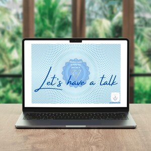 Op de afbeelding: Een laptop met een lichtblauwe afbeelding met de tekst "Let's have a talk" in een scriptlettertype. Het scherm heeft ook een cirkelvormig ontwerp met tekst. De laptop staat op een houten oppervlak met een vage groene achtergrond.