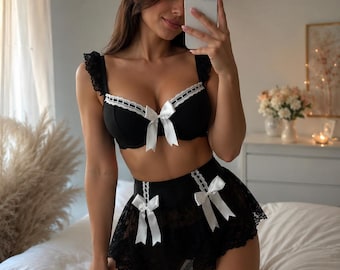 Kanten lingerieset met witte strikjes, kanten rokje en kousen, kokette stijl, Valentijnsdagcadeau voor vrouwen