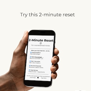 Op de afbeelding: Een smartphone met een 2-minuten resetgids voor overbelaste geesten. Het scherm toont vijf stappen: Stop and breathe, Name the overload, Pick 1 tiny action, Do it for 30 seconds en Close the loop. Bovenaan staat de tekst Brain feels full?