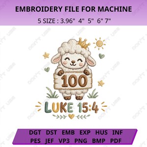 Könnte beinhalten: Eine Stickdatei für Maschinen mit einem cremefarbenen Lamm mit goldener Krone, das ein Holzschild mit der Zahl 100 hält. Der Text lautet LUKE 15:4. Enthält Sterne, Herzen und eine Sonne. Erhältlich in den Größen 10, 10, 13, 15 und 18 cm.