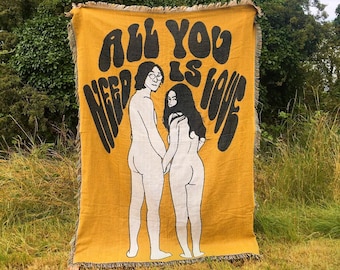 Manta decorativa inspirada en los años 60 con el lema "All You Need Is Love" de Boogie Child.