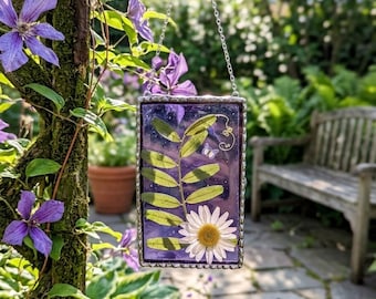 Geperste bloemen met hangend paars glas-in-loodraam