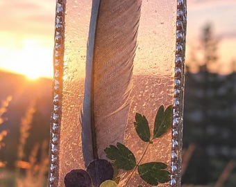 Attrape-soleil en vitrail avec plumes de fleurs pressées, tenture de fenêtre pensée, déco nature bohème