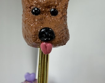 Imán con forma de cara de perro hecho a mano en arcilla polimérica – Decoración original para cachorros
