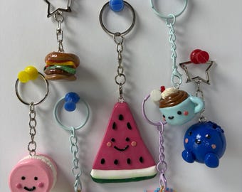 Llaveros de comida hechos a mano con arcilla polimérica: hamburguesa, macaron, sandía, pastel, taza de café.