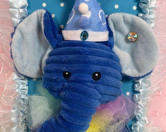 Adorno de pared de peluche de elefante azul caprichoso: decoración de fantasía hecha a mano, detalle de peluche para la habitación del bebé.