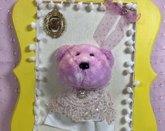 Cuadro de pared con técnica mixta de osito de peluche morado: decoración infantil de estilo cottagecore con un toque de fantasía.