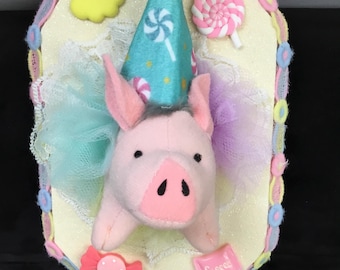 Decoración de pared con figura de cerdo disecado falso y caprichoso / Decoración de cerdo artesanal con temática de dulces / Decoración de pared con animales de peluche únicos