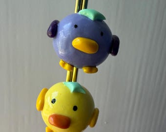 Imanes de pájaros regordetes hechos a mano con arcilla polimérica: decoración para el refrigerador en tonos amarillo pastel y morado.