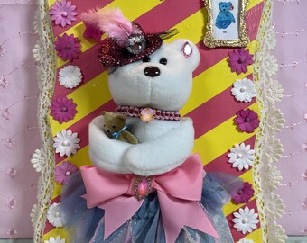 Oso de peluche con un toque de taxidermia falsa y un estilo caprichoso / Arte mural artesanal de técnica mixta / Decoración infantil estilo cottagecore / Exhibición de osito de peluche única