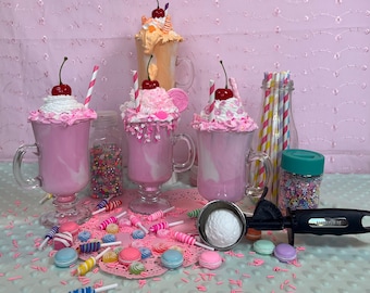 Decoración de batido rosa falso: crema batida, cereza, chispas de colores – Detalle de dulce kawaii
