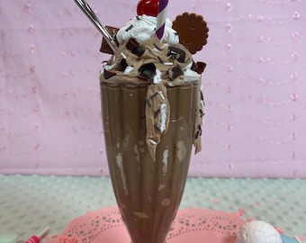 Decoración de chocolate artesanal con efecto de batido falso, un capricho para exhibir postres.
