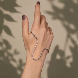 Pulsera rígida escultural con forma de onda en S, brazalete minimalista de alambre de plata, joyería moderna hecha a mano.