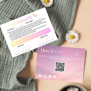 Op de afbeelding: Een witte instructiekaart voor een nagelmaatset met een roze en gele gradiëntbalk met genummerde vakjes van 0 tot 11, en een rechthoekige kaart met een QR-code, de tekst How To Order en social media iconen op een paarse gradiëntachtergrond.