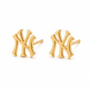 Op de afbeelding: Een paar goudkleurige oorstekers. Elke oorbel heeft de in elkaar grijpende letters "NY" in een gestileerd ontwerp. De oorbellen hebben een pin en een sluiting voor veilig dragen. Het ontwerp is een klassiek en herkenbaar logo.