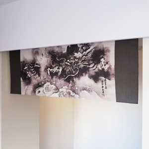 Puede incluir: Un tapiz mural japon&eacute;s en blanco y negro con un dise&ntilde;o de drag&oacute;n. La obra de arte est&aacute; enmarcada por paneles grises oscuros. El drag&oacute;n se representa en una pose din&aacute;mica en medio de nubes y patrones arremolinados. Se ve algo de texto japon&eacute;s.