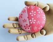 broche de tela rosa hecho de tela japonesa, 2,7” hecho a mano, alfiler de tela, accesorio, alfiler de tela de brocado japonés