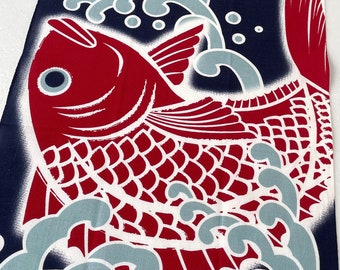 Può includere: Un tessuto blu scuro con un design giapponese tradizionale che presenta due pesci koi rossi che nuotano in un motivo a spirale di onde bianche e blu. I pesci hanno squame bianche e sono contornati di bianco.