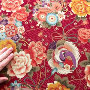 Japanischer floraler roter Stoff, roter Baumwollstoff mit Kranichen und Rosen, japanischer Quilt Fat Quarter-Stoff, kawaii Yukata-Stoff, Tissu japonais