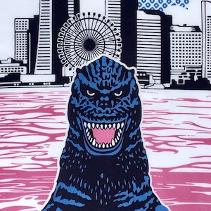 Pode incluir: Um monstro Godzilla preto e azul está em frente a uma cidade com um fundo de água rosa e branco. A cidade inclui uma roda gigante e o texto "GODZILLA vs YOKOHAMA".