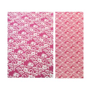 Pu&ograve; includere: Un pannello di tessuto rettangolare con un motivo ripetuto di gatti portafortuna bianchi, pesci e onde stilizzate su uno sfondo magenta vibrante. Il design include piccoli caratteri kanji integrati nei motivi a onda sulla superficie.