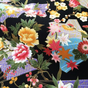 Puede incluir: Tela negra con un patr&oacute;n floral que presenta peon&iacute;as, flores de cerezo y hojas de arce. La tela tiene un dise&ntilde;o geom&eacute;trico dorado y morado.