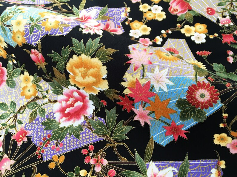 Puede incluir: Tela negra con un patr&oacute;n floral que presenta peon&iacute;as, flores de cerezo y hojas de arce. La tela tiene un dise&ntilde;o geom&eacute;trico dorado y morado.