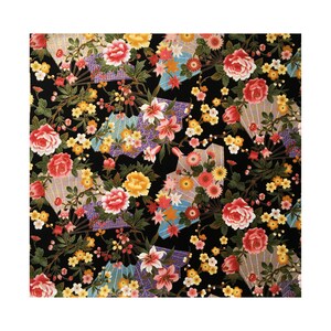 Puede incluir: Tela negra con un patr&oacute;n floral con flores rosas, amarillas y blancas, hojas verdes y abanicos dorados y azules.