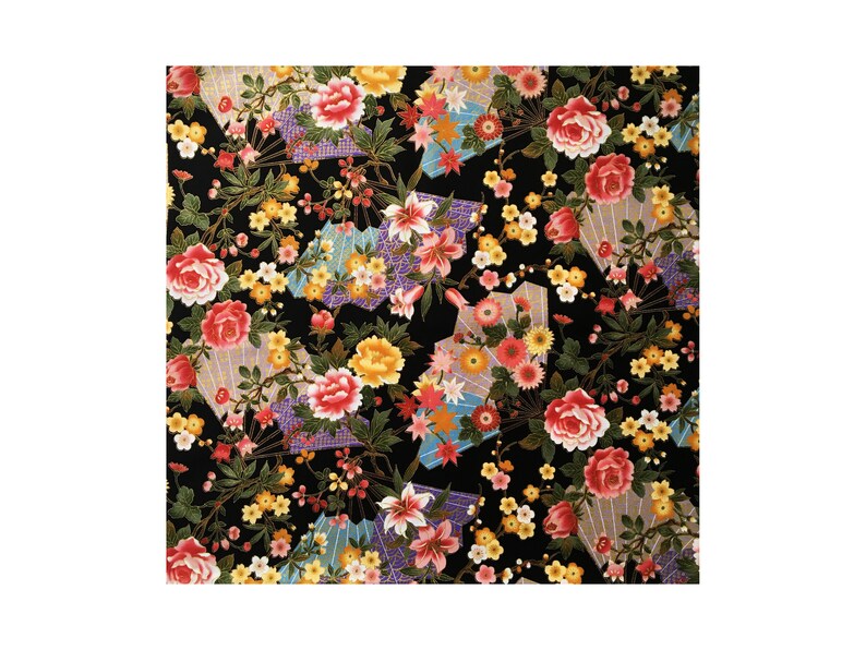 Puede incluir: Tela negra con un patr&oacute;n floral con flores rosas, amarillas y blancas, hojas verdes y abanicos dorados y azules.