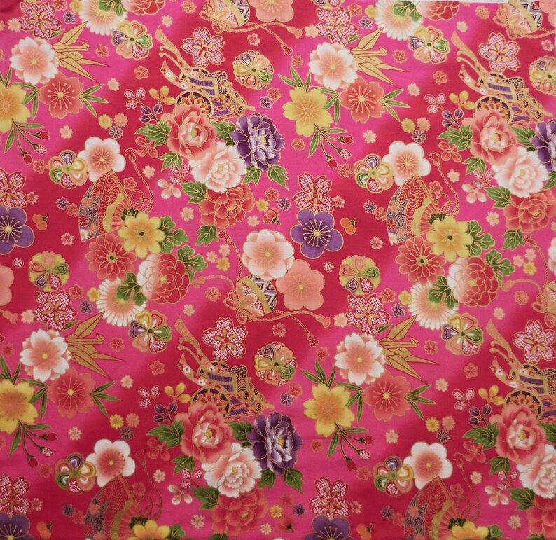 Pu&ograve; includere: Un tessuto rosa con un motivo ripetitivo di fiori, foglie e uccelli dorati e rosa. Il tessuto ha un effetto sfumato sottile.