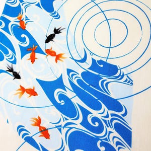 K&ouml;nnte beinhalten: Ein wei&szlig;er Stoff mit einem grafischen Druck von orangefarbenen und schwarzen Goldfischen, die zwischen stilisierten blauen Wasserwellen und konzentrischen kreisf&ouml;rmigen Wellen schwimmen. Das Design bedeckt die Oberfl&auml;che mit flie&szlig;enden Linien.