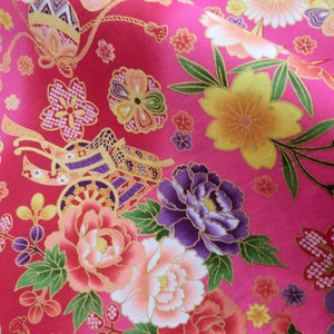 Pu&ograve; includere: Tessuto rosa con un motivo floreale con fiori dorati, viola e bianchi. Il tessuto ha un design di ispirazione giapponese con dettagli intricati.