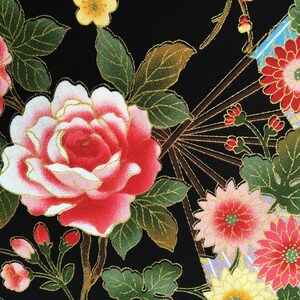 Puede incluir: Tela negra con un patr&oacute;n floral con rosas rosas, rojas y blancas, flores amarillas y hojas verdes. La tela tambi&eacute;n tiene un dise&ntilde;o de abanico dorado con un fondo morado y azul.