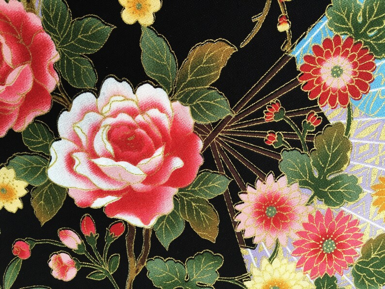 Puede incluir: Tela negra con un patr&oacute;n floral con rosas rosas, rojas y blancas, flores amarillas y hojas verdes. La tela tambi&eacute;n tiene un dise&ntilde;o de abanico dorado con un fondo morado y azul.