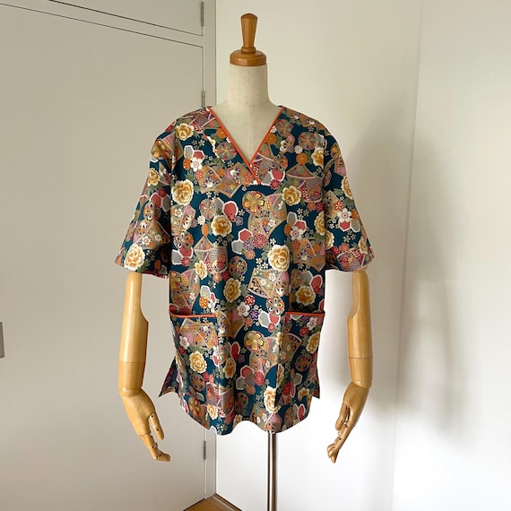 Order made woman's V-neck 2 pockets scrub for healthcare workers, Japanese green floral fabric medical lady's scrub top, size xs to xxl