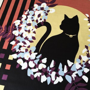 以下が含まれることがあります： 黒猫のシルエットに金の首輪がつけられており、白と紫の藤の花に囲まれています。背景は黒で、赤と白の市松模様になっています。