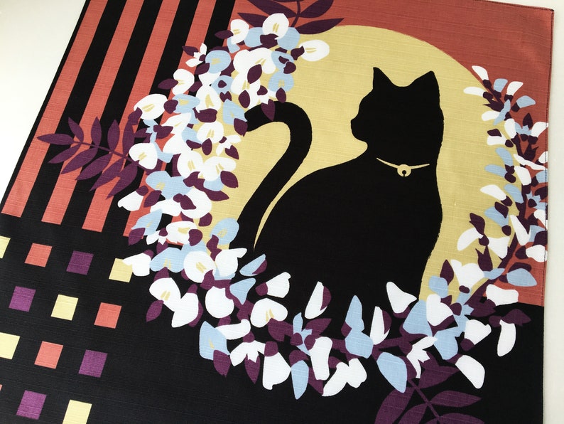 以下が含まれることがあります： 黒猫のシルエットに金の首輪がつけられており、白と紫の藤の花に囲まれています。背景は黒で、赤と白の市松模様になっています。