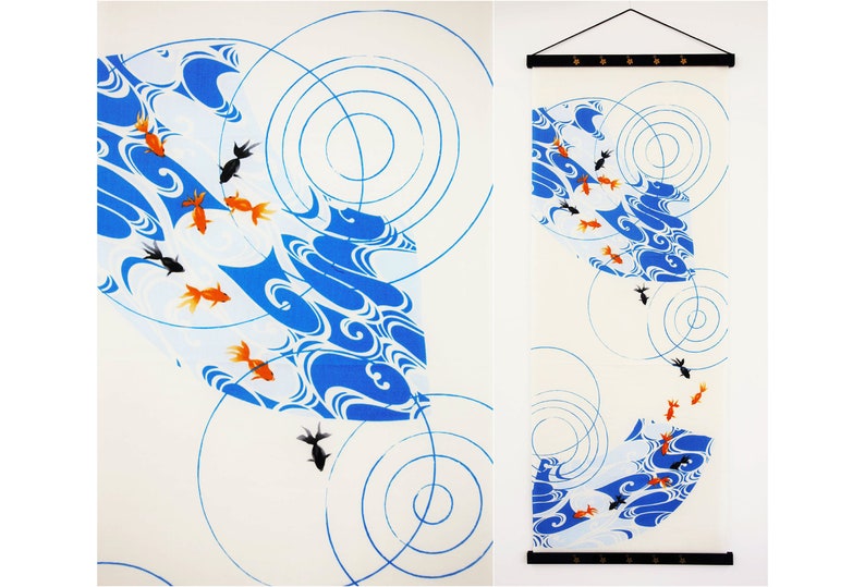 K&ouml;nnte beinhalten: Ein vertikaler Wandbehang mit einem wei&szlig;en Stoffpaneel, das ein blaues grafisches Muster aus wirbelndem Wasser, konzentrischen Wellenkreisen sowie kleinen orangefarbenen und schwarzen Goldfischen zeigt, befestigt an einer schwarzen Holzstange.