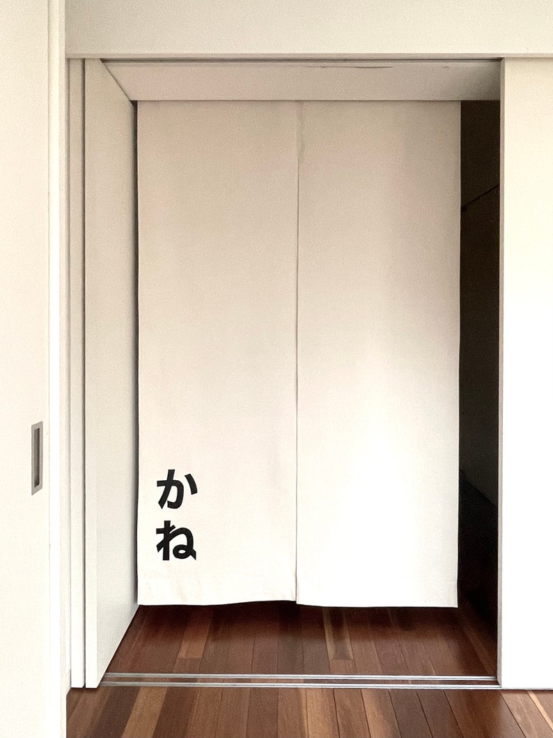 Puede incluir: Puertas corredizas blancas con la palabra japonesa "ka" y "na" escrita en negro en la puerta izquierda.