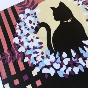 以下が含まれることがあります： 黒とピンクのストライプの背景に、金色の首輪をした猫の黒いシルエットが、白と青の花の輪で囲まれている。