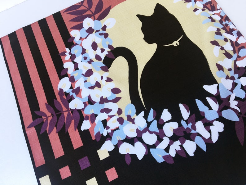 以下が含まれることがあります： 黒とピンクのストライプの背景に、金色の首輪をした猫の黒いシルエットが、白と青の花の輪で囲まれている。
