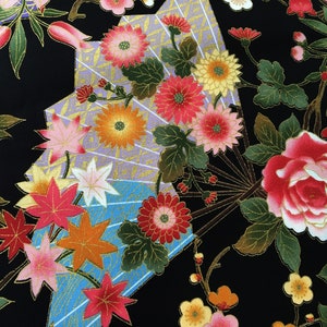 Puede incluir: Tela negra con un patr&oacute;n floral con flores rosas, rojas, amarillas y blancas. Las flores est&aacute;n dispuestas en forma de abanico con detalles dorados.