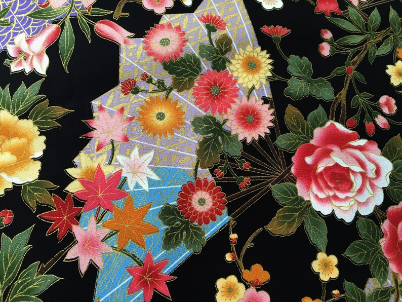 Puede incluir: Tela negra con un patr&oacute;n floral con flores rosas, rojas, amarillas y blancas. Las flores est&aacute;n dispuestas en forma de abanico con detalles dorados.