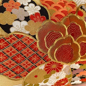 Pode incluir: Uma almofada decorativa com um design de inspira&ccedil;&atilde;o japonesa que apresenta uma variedade de padr&otilde;es florais em tons de vermelho, dourado e branco. A almofada &eacute; feita de um tecido macio e luxuoso e adicionaria um toque de eleg&acirc;ncia a qualquer c&ocirc;modo.