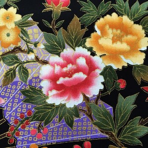 Puede incluir: Tela negra con un patr&oacute;n floral con flores rosas, amarillas y rojas con detalles dorados. Las flores est&aacute;n sobre un fondo negro con un patr&oacute;n geom&eacute;trico morado y dorado.